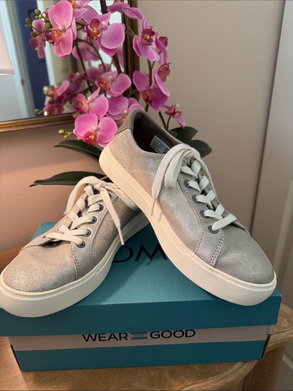 Tom’s Metallic Leather and Suede Sneakers Size 7